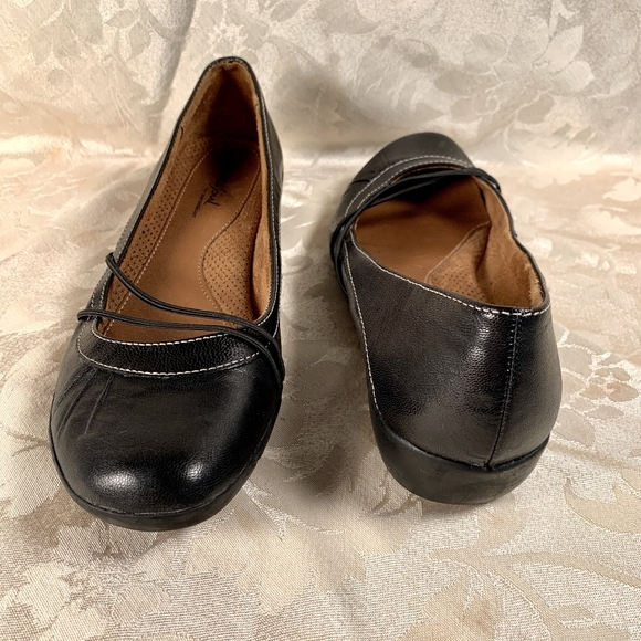 Naturalizer Black Leather Flats - Picture 2 of 3
